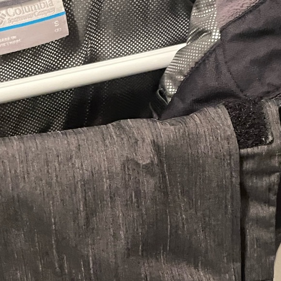 Kids Columbia Black and charcoal winter ski Jacket - Picture 2 of 3